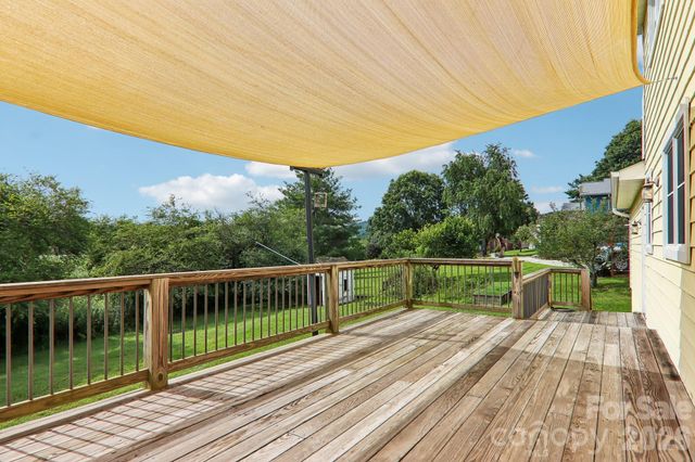 20 Amber Drive, Horse Shoe, NC 28742