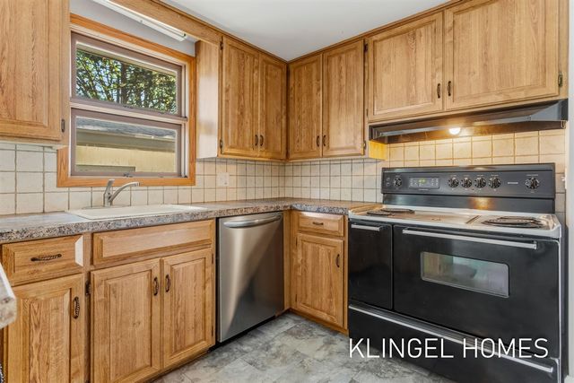 902 S Despelder Street, Grand Haven, MI 49417