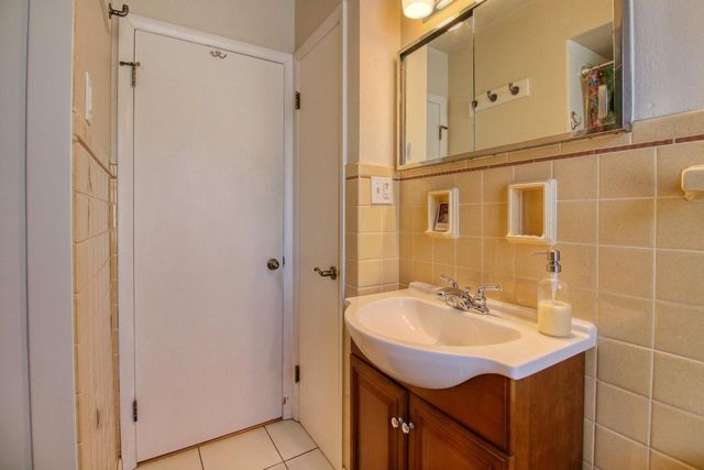 1016 W Glenn DRIVE, Waukesha, WI 53188