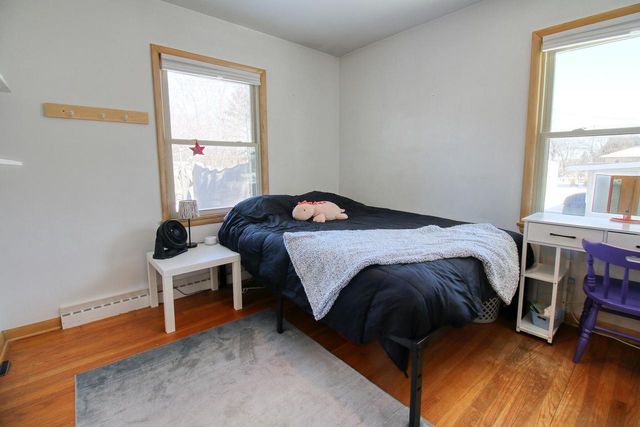 1016 W Glenn DRIVE, Waukesha, WI 53188