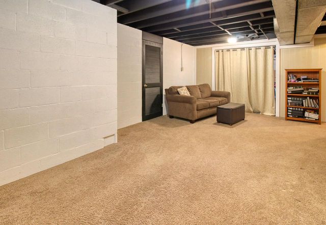 1016 W Glenn DRIVE, Waukesha, WI 53188