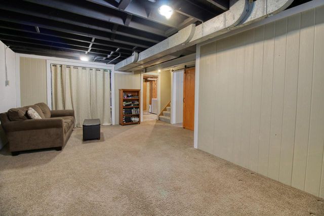 1016 W Glenn DRIVE, Waukesha, WI 53188