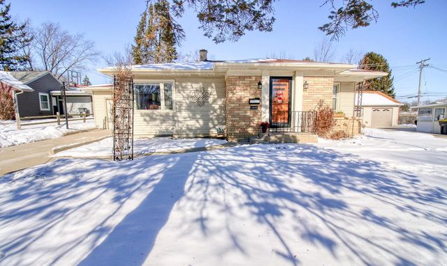 1016 W Glenn DRIVE, Waukesha, WI 53188