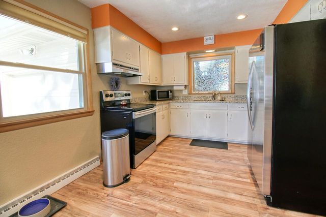 1016 W Glenn DRIVE, Waukesha, WI 53188