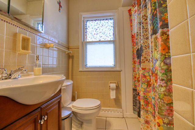 1016 W Glenn DRIVE, Waukesha, WI 53188