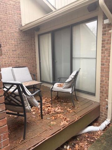 5541 Walnut Circle W Circle, West Bloomfield, MI 48322