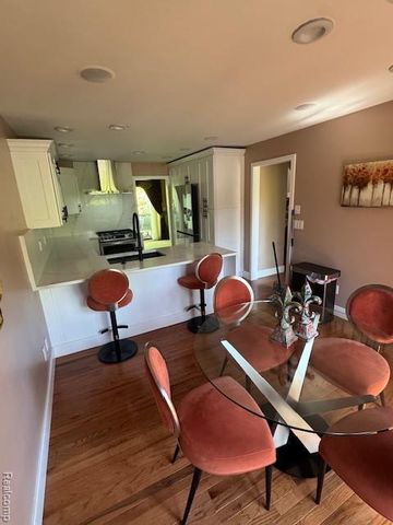 5541 Walnut Circle W Circle, West Bloomfield, MI 48322