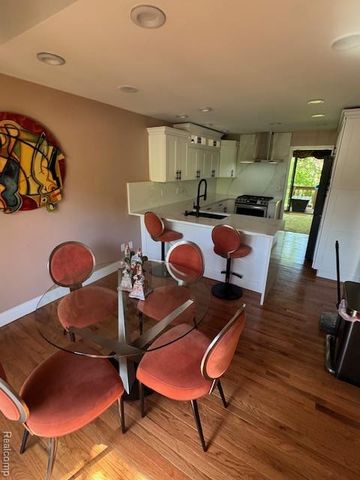 5541 Walnut Circle W Circle, West Bloomfield, MI 48322