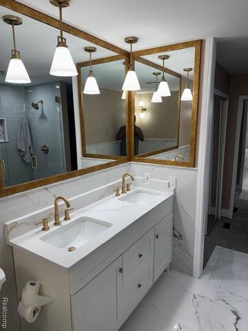 5541 Walnut Circle W Circle, West Bloomfield, MI 48322