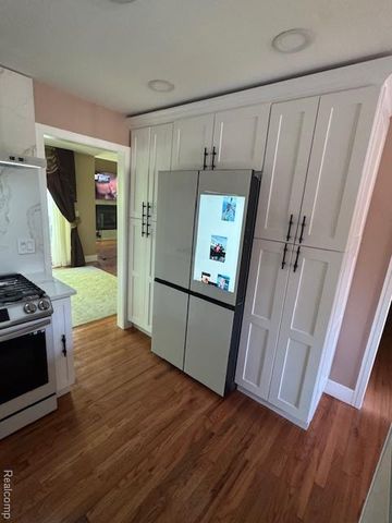 5541 Walnut Circle W Circle, West Bloomfield, MI 48322