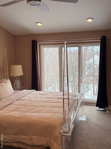 5541 Walnut Circle W Circle, West Bloomfield, MI 48322