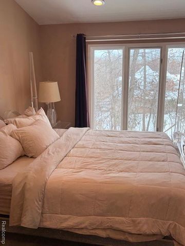 5541 Walnut Circle W Circle, West Bloomfield, MI 48322