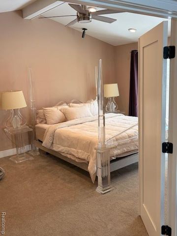 5541 Walnut Circle W Circle, West Bloomfield, MI 48322