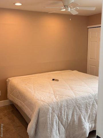 5541 Walnut Circle W Circle, West Bloomfield, MI 48322