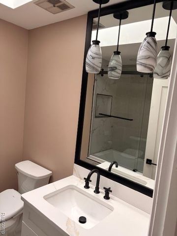 5541 Walnut Circle W Circle, West Bloomfield, MI 48322