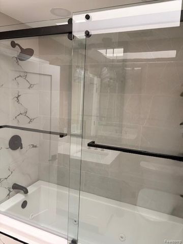 5541 Walnut Circle W Circle, West Bloomfield, MI 48322