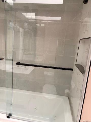 5541 Walnut Circle W Circle, West Bloomfield, MI 48322