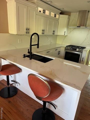 5541 Walnut Circle W Circle, West Bloomfield, MI 48322