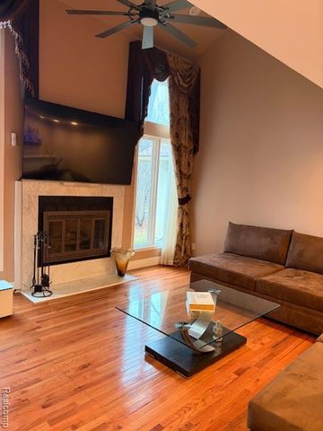 5541 Walnut Circle W Circle, West Bloomfield, MI 48322