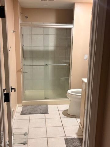 5541 Walnut Circle W Circle, West Bloomfield, MI 48322