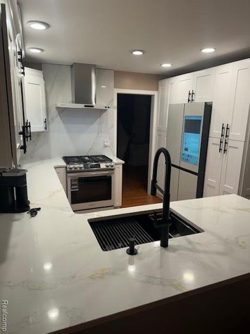 5541 Walnut Circle W Circle, West Bloomfield, MI 48322