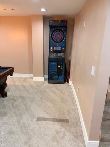 5541 Walnut Circle W Circle, West Bloomfield, MI 48322