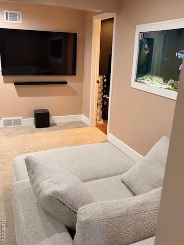 5541 Walnut Circle W Circle, West Bloomfield, MI 48322