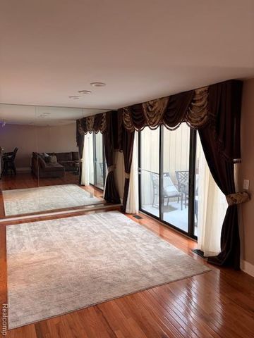 5541 Walnut Circle W Circle, West Bloomfield, MI 48322