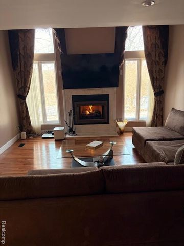 5541 Walnut Circle W Circle, West Bloomfield, MI 48322