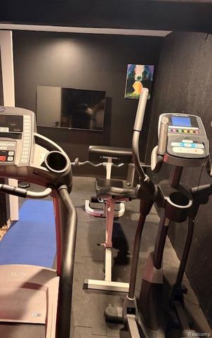 5541 Walnut Circle W Circle, West Bloomfield, MI 48322