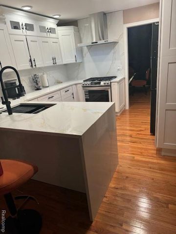 5541 Walnut Circle W Circle, West Bloomfield, MI 48322