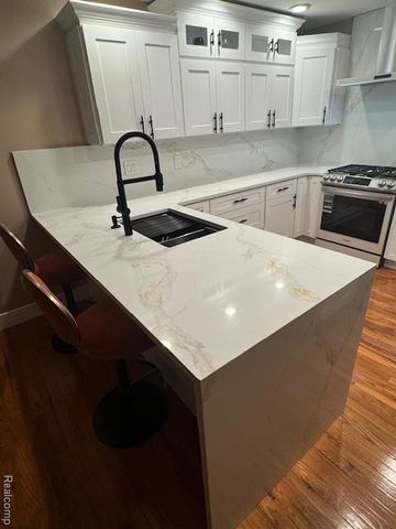 5541 Walnut Circle W Circle, West Bloomfield, MI 48322