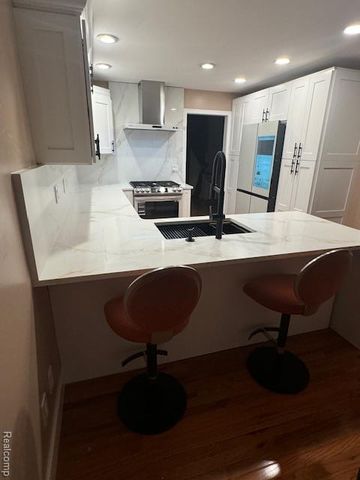 5541 Walnut Circle W Circle, West Bloomfield, MI 48322