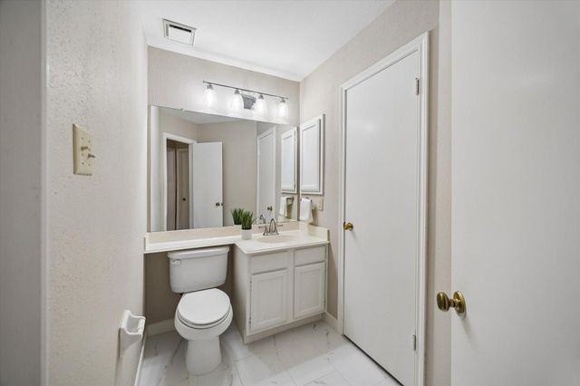 46 Lakeridge Drive, The Woodlands, TX 77381