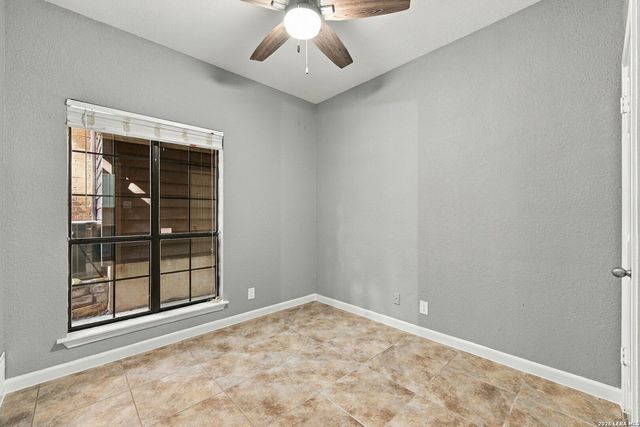 8633 Datapoint Dr Apt 213, San Antonio, TX 78229