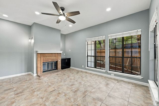 8633 Datapoint Dr Apt 213, San Antonio, TX 78229