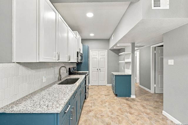 8633 Datapoint Dr Apt 213, San Antonio, TX 78229