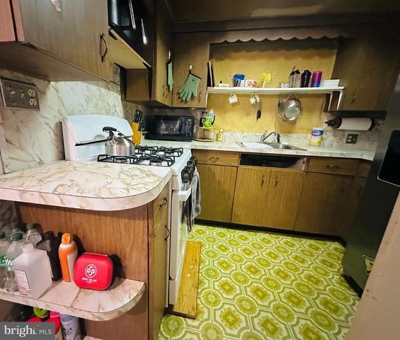 8608 OAK RD, Baltimore, MD 21219