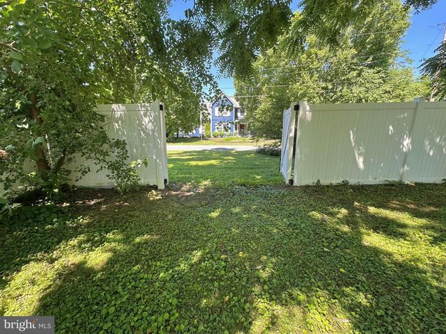 8608 OAK RD, Baltimore, MD 21219