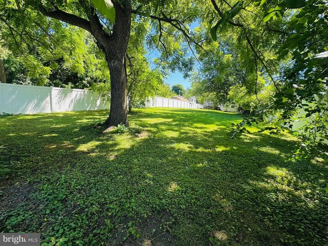 8608 OAK RD, Baltimore, MD 21219