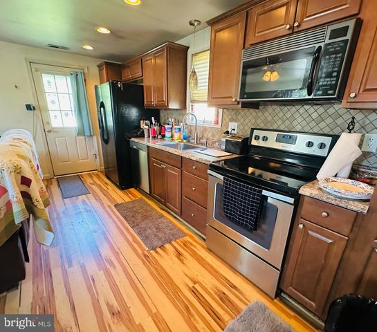 8608 OAK RD, Baltimore, MD 21219