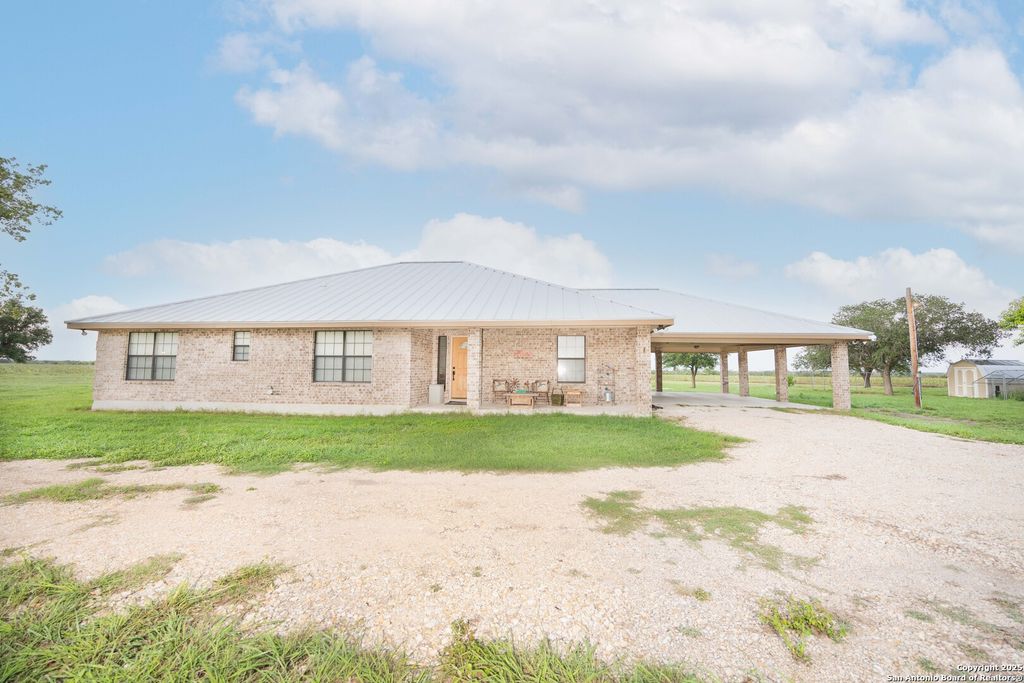 472 County Road 444, Hondo, TX 78861
