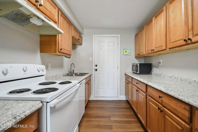 1989 GOLDEN GLOW Lane, Jacksonville, FL 32210