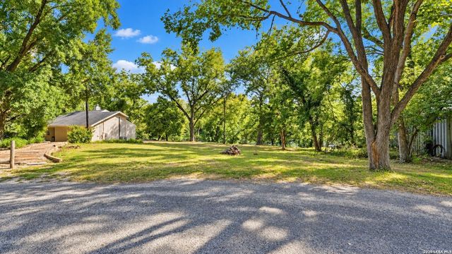 2152 Valley Dr, Canyon Lake, TX 78133
