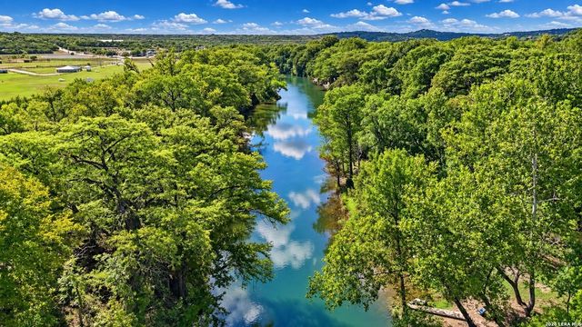 2152 Valley Dr, Canyon Lake, TX 78133