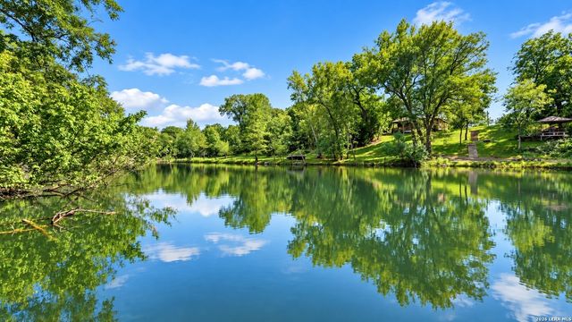 2152 Valley Dr, Canyon Lake, TX 78133