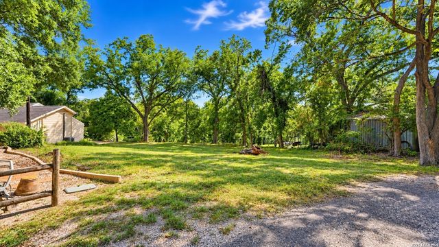2152 Valley Dr, Canyon Lake, TX 78133