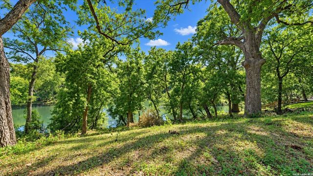 2152 Valley Dr, Canyon Lake, TX 78133