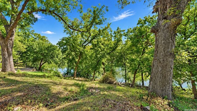 2152 Valley Dr, Canyon Lake, TX 78133