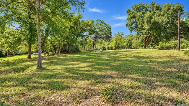 2152 Valley Dr, Canyon Lake, TX 78133